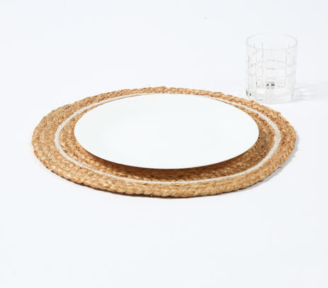 Jute placemats with tableware