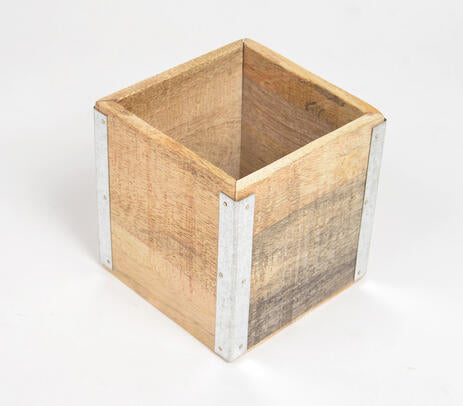 Mango wood cutlery holder grain detail