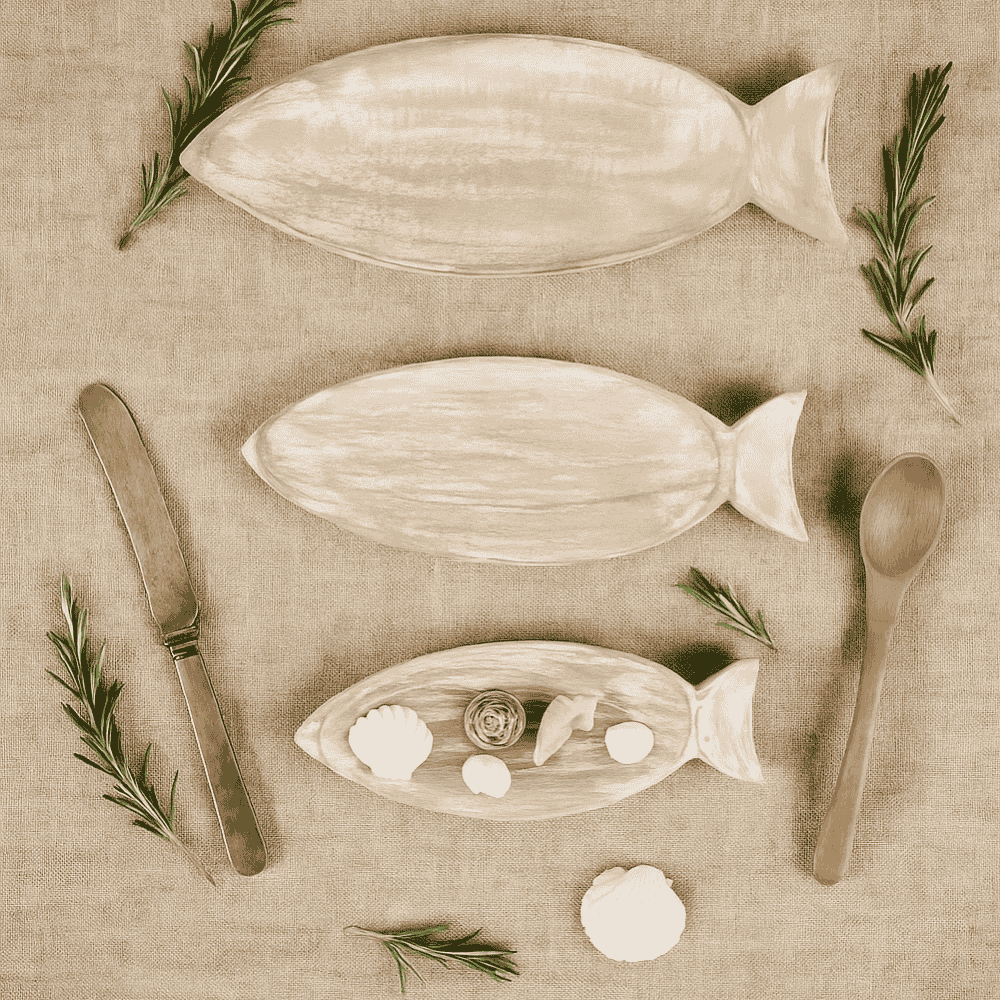 Fish shaped trays at an angle