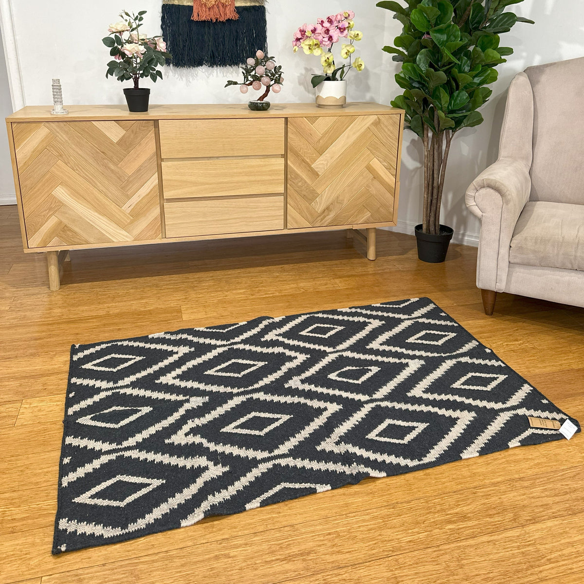 Close-up of the rug's woven edge