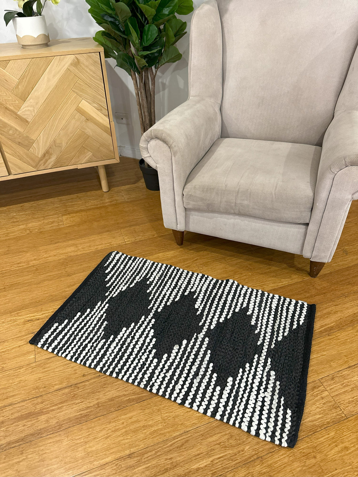 Corner detail showing the cotton warp threads