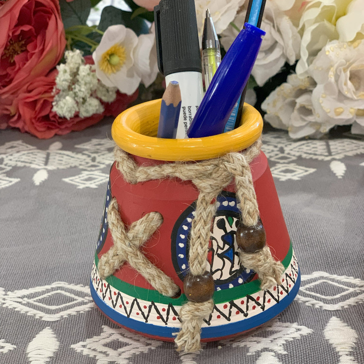 Clay pen stand product photo