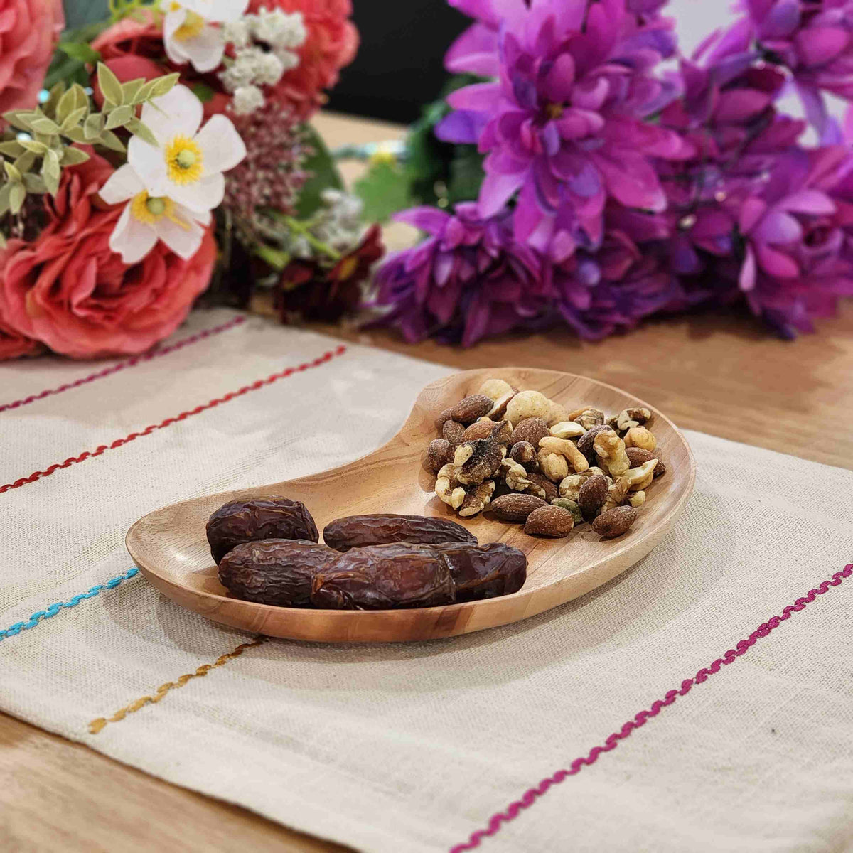 Classic Bean-Shaped Neem Wood Tray
