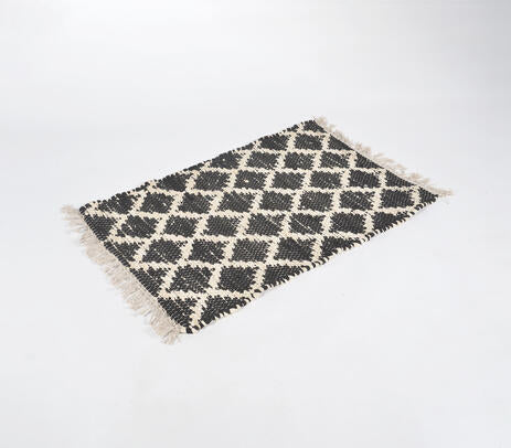 Handwoven Lattice Monochrome Tasseled Rug